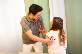 Untersuchung eines Kindes vor der OP